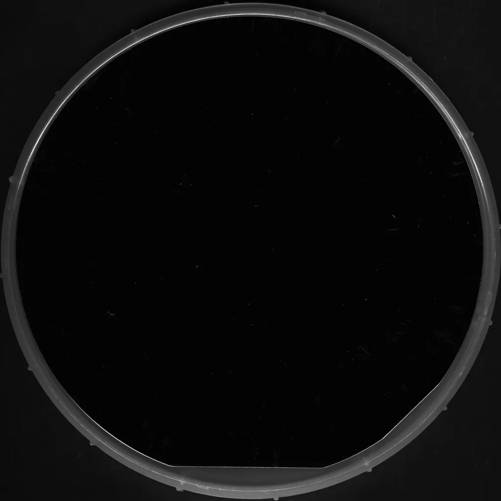 通常撮像した6インチシリコンウェハの鏡面。黒く沈み微細疵が見えないビフォー画像