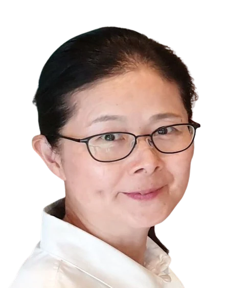 代表取締役 CEO 佐藤友美のポートレート。眼鏡をかけ、白い襟のシャツを着て正面をやや斜めから見ている。背景は切り抜かれている。