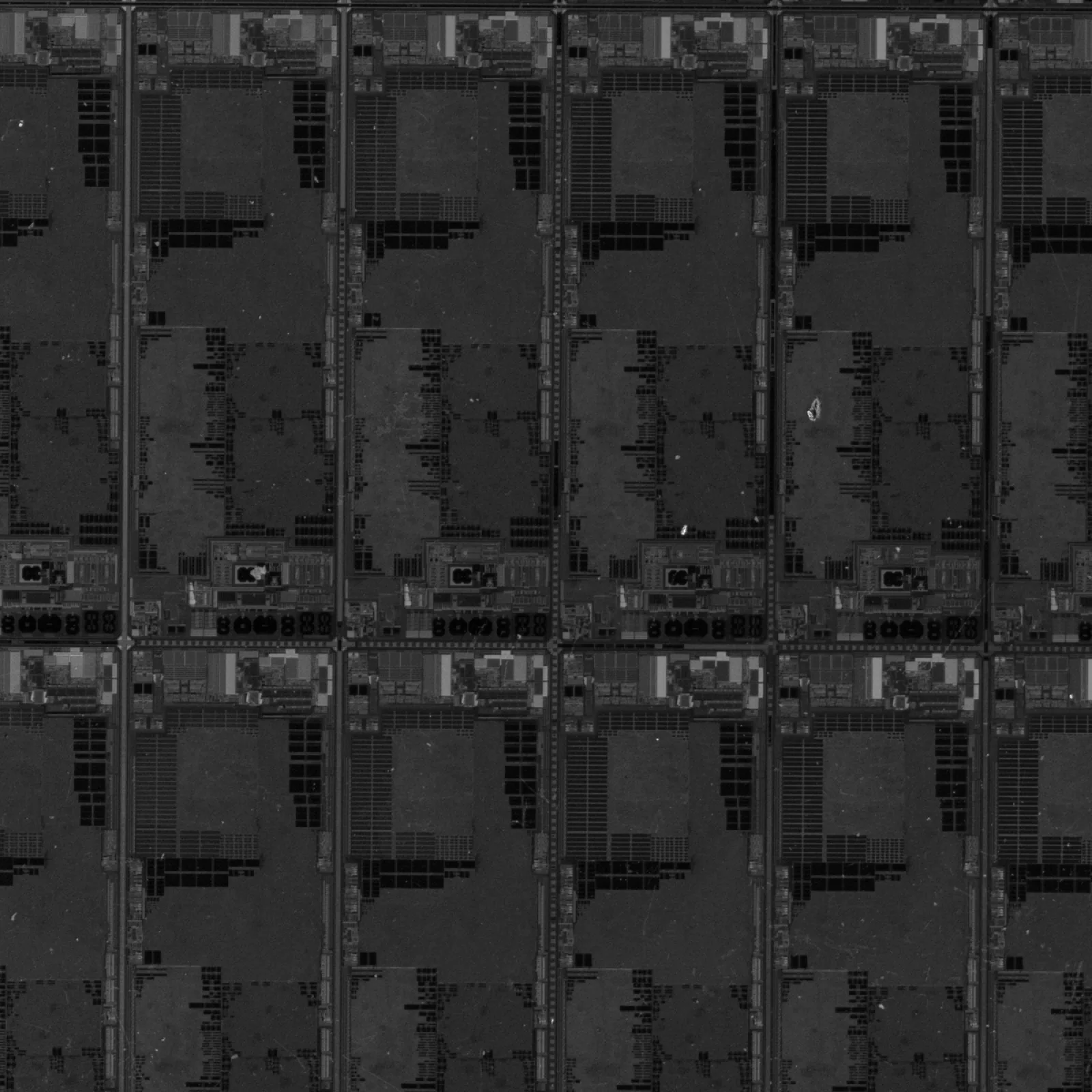 2D Texture 出力。陰影が取り除かれ、素材そのものの反射率だけが残ったグレースケール。回路パターンが均一な明るさでフラットに読める。