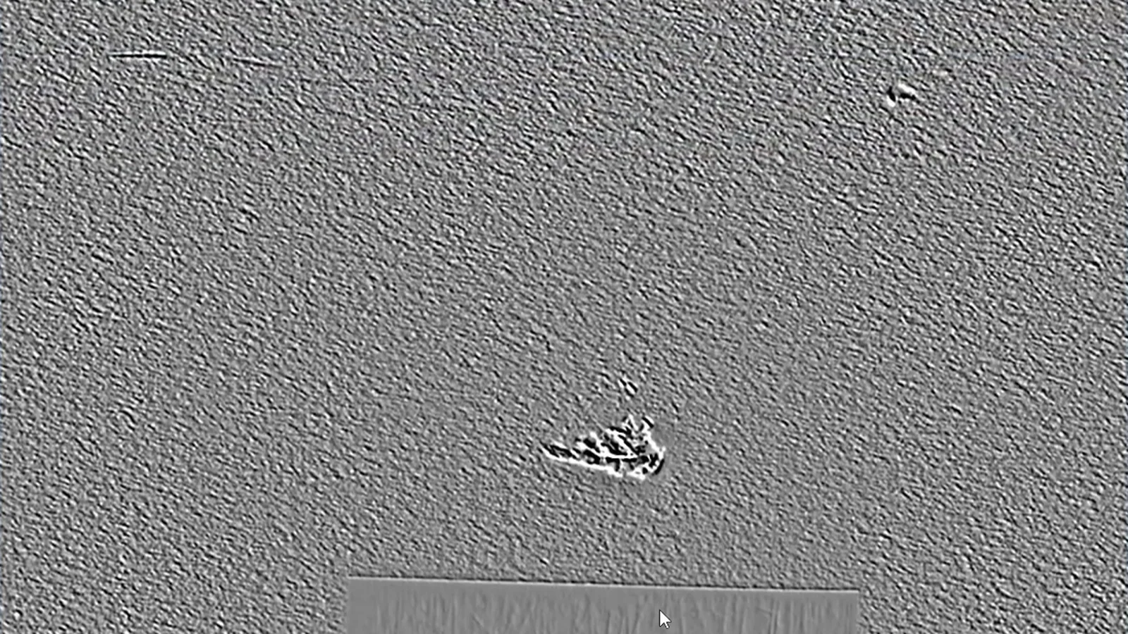 鋼板の 3D 表面画像。一様な地肌の中に、押し込み疵だけが白く浮き上がっている。印刷や汚れの模様は消えている。